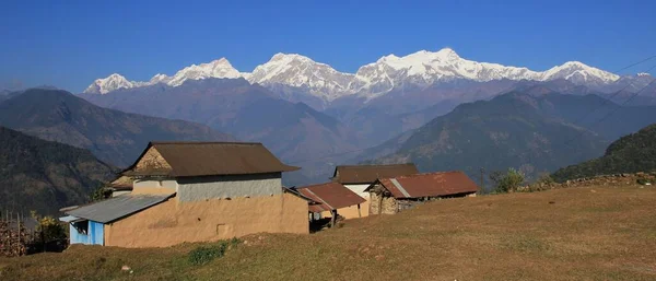尼泊尔Ghale Gaun和Manaslu山脉附近的农舍 — 图库照片