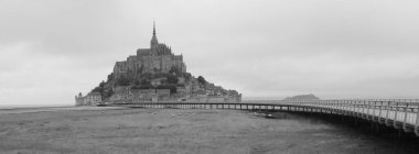 Köprü Le Mont-Saint-Michel 'e gidiyor.