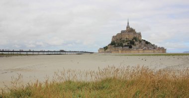 Le Mont-Saint-Michel Normandiya 'daki ünlü manastır ve kale.