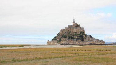 Le Mont-Saint-Michel, Fransa 'daki ünlü manastır ve ada..