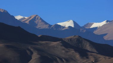 Yukarı Mustang 'deki dağ manzarası Thorang La dağ geçidi, Nepal.