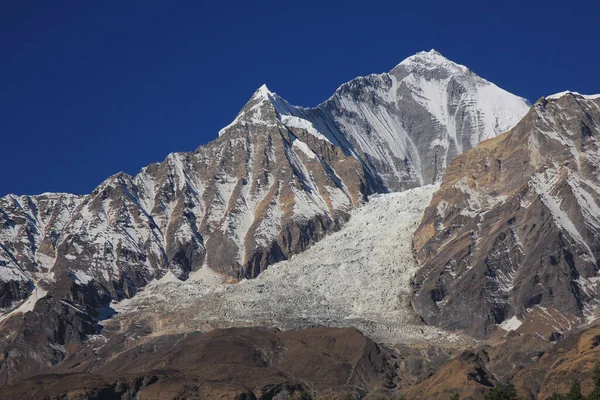 ネパール ドラリギ山の峰 — ストック写真
