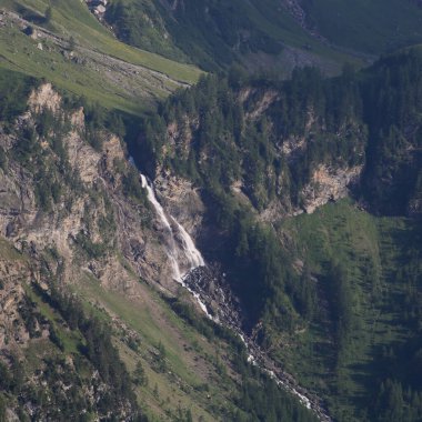 Oldenschuss, Gstaad, İsviçre yakınlarında şelale.