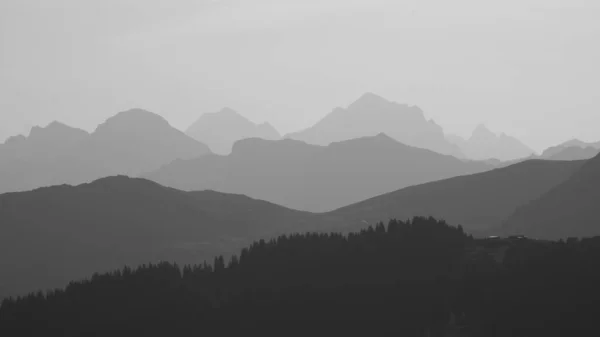 Černobílý Obraz Pohoří Ranním Světle Vorder Walig Švýcarsku — Stock fotografie