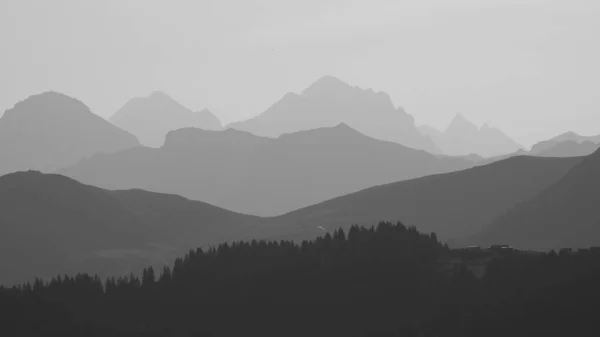 Monokrom Bild Bergskedjor Morgonljuset Sett Utifrån Vorder Walig Schweiz — Stockfoto