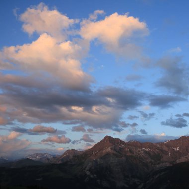 Spitzhore Dağı 'nın üzerinde parlak yaz bulutları