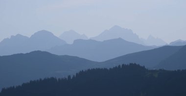 Mavi dağ sıraları sabah vakti İsviçre 'de.