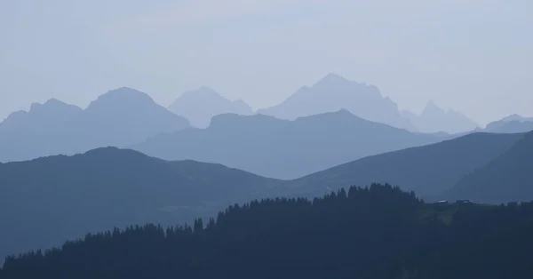 Blaue Gebirgsketten Morgenlicht Schweiz — Stockfoto