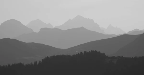 Monokrom Bild Bergskedjor Morgonljuset Sett Utifrån Vorder Walig Schweiz — Stockfoto