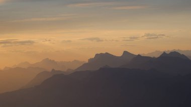 Niesen Kulm 'da görülen Bernese Oberland' daki sıradağların ana hatları.