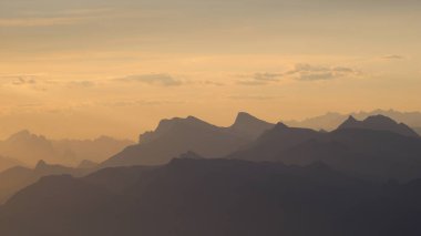 Gün doğumunda Bernese Oberland 'deki sıradağlar Niesen Kulm' dan görüldü..
