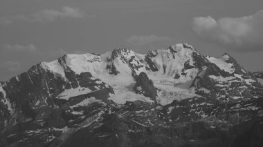 İsviçre, Niesen Kulm 'dan görülen Bluemlisalp aralığının tek renkli görüntüsü.