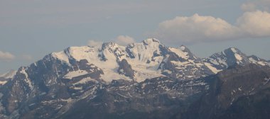 Yazın Bluemlisalp Dağları ve Buzul, Niesen Kulm 'un manzarası.