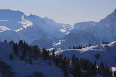 İsviçre, Gstaad yakınlarındaki dağ sıraları ve vadileri.