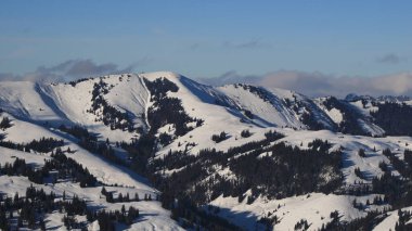 İsviçre, Zweisimmen yakınlarındaki tepeleri karla kapladı.