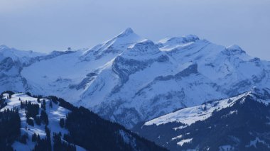 İsviçre Alpleri 'nde seyahat ve kayak alanı. Diablerets dağ sırası.
