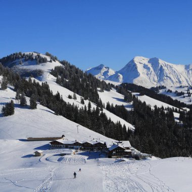 İsviçre, Gstaad yakınlarında kar manzarası ve kayak yamacı.