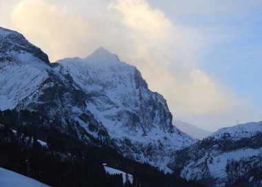 İsviçre, Feutersoey 'den kışın Arpelistock Dağı' na.