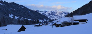 Bir kış akşamı Saanenland Vadisi.