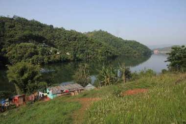 Begnas Gölü kıyısındaki tepeler, Nepal.
