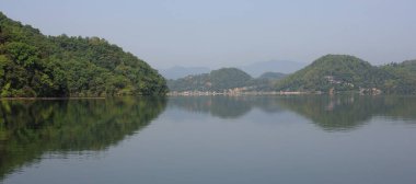 Begnas Gölü çevresindeki yeşil tepeler, Nepal.