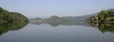 Begnas Gölü 'nün yeşil kıyısı, Nepal.