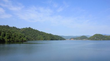 Begnas Gölü kıyısındaki yeşil ormanlar, Pokhara Gölü, Nepal.