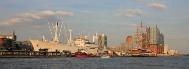 Elbphilharmonie Hamburg ve yelkenli gemisi, Almanya. 17 Ağustos 2018.