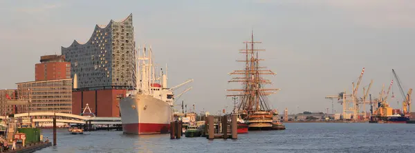 Elbphilharmonie operası ve Elbe Nehri 'nde tekneler. 17 Ağustos 2018.