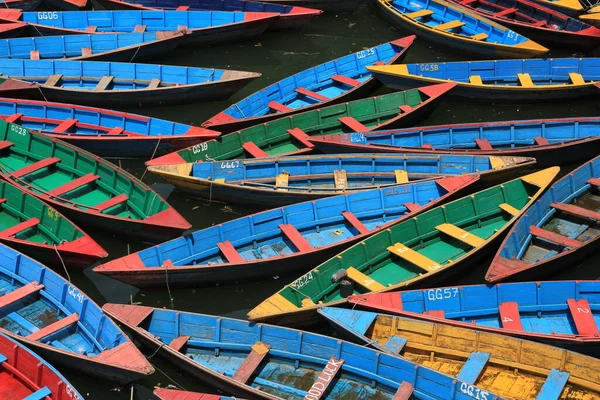 Pokhara, Fewa Gölü kıyısında demirli çok renkli kayıklar. 07 Mai 2018.