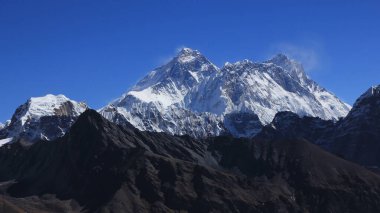 Görkemli Everest Dağı ve Nuptse Renjo Geçidi yakınlarından görüldü, Nepal.