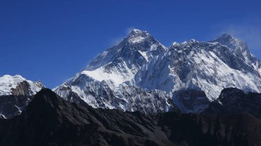 Everest Dağı ve Nuptse, Renjo Geçidi 'nin yakınından görüldü..