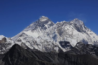 Chomolungma ve Nuptse olarak da adlandırılan Majestic Everest Dağı, Nepal, Renjo Geçidi 'nden görüldü..