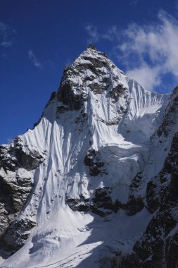 Noktalı tepe buzulla kaplı, Renjo Geçidi manzaralı, Nepal.