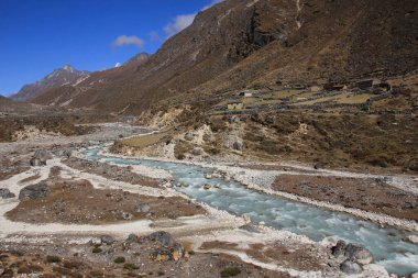 Eski taş kulübeler ve Dudhkoshi nehri, Solukhumbu, Nepal.