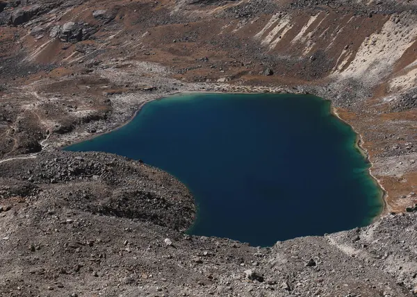 Ngoldumba Tsho, Renjo Geçidi 'nin aşağısında, Nepal.