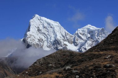 Kar, Gokyo, Nepal 'den görülen Cholatse ve Tobuche dağlarını kapladı..