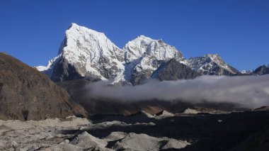 Ngozumba Buzulu ve yüksek dağlar Cholatse ve Tobuche, Nepal.