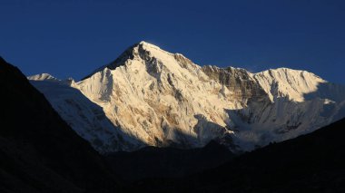 Cho Oyu gün doğumunda. Gökyo, Nepal 'den görüntü.