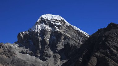 Cholo, Gokyo 'nun yanındaki tepeye ve masmavi gökyüzüne bak, Nepal.