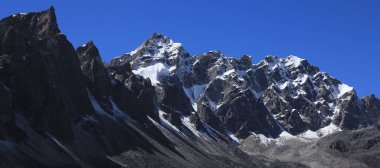 Thonak Tsho yakınlarındaki engebeli dağ sıraları, Gokyo Vadisi.