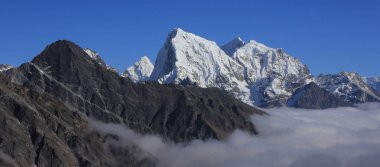 Ama Dablam, Cholatse ve Tobuche 'un Sis Denizi ve Tepeleri.
