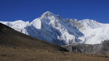 Cho Oyu karla kaplıydı, Nepal ve Çin sınırındaki yüksek dağ..