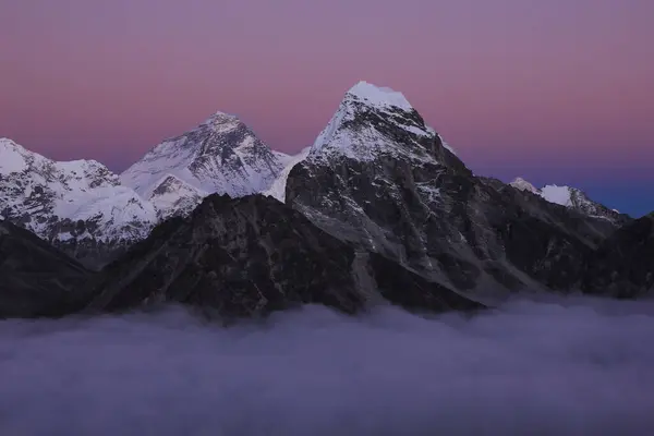 Everest Dağı mavi saatte, Nepal.