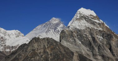 Everest Dağı 'nın üzerinde masmavi gökyüzü, Nepal.