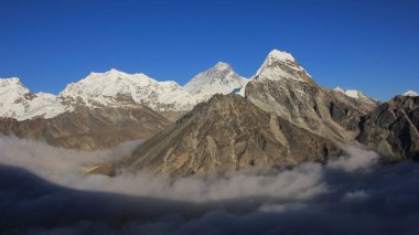 Everest Dağı ve Nepal 'deki sis denizi ile çevrili diğer yüksek dağlar..