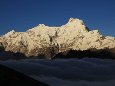 Hungchi karla kaplı, Nepal 'de yüksek bir dağ..