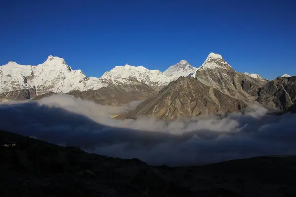 Everest Dağı ve Nepal 'deki sis denizi ile çevrili diğer yüksek dağlar..