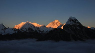 Gün batımında parlak Everest Dağı, sis denizi, Nepal.