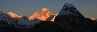 Güneş batımında Everest Dağı 'nı aydınlattı, Nepal.